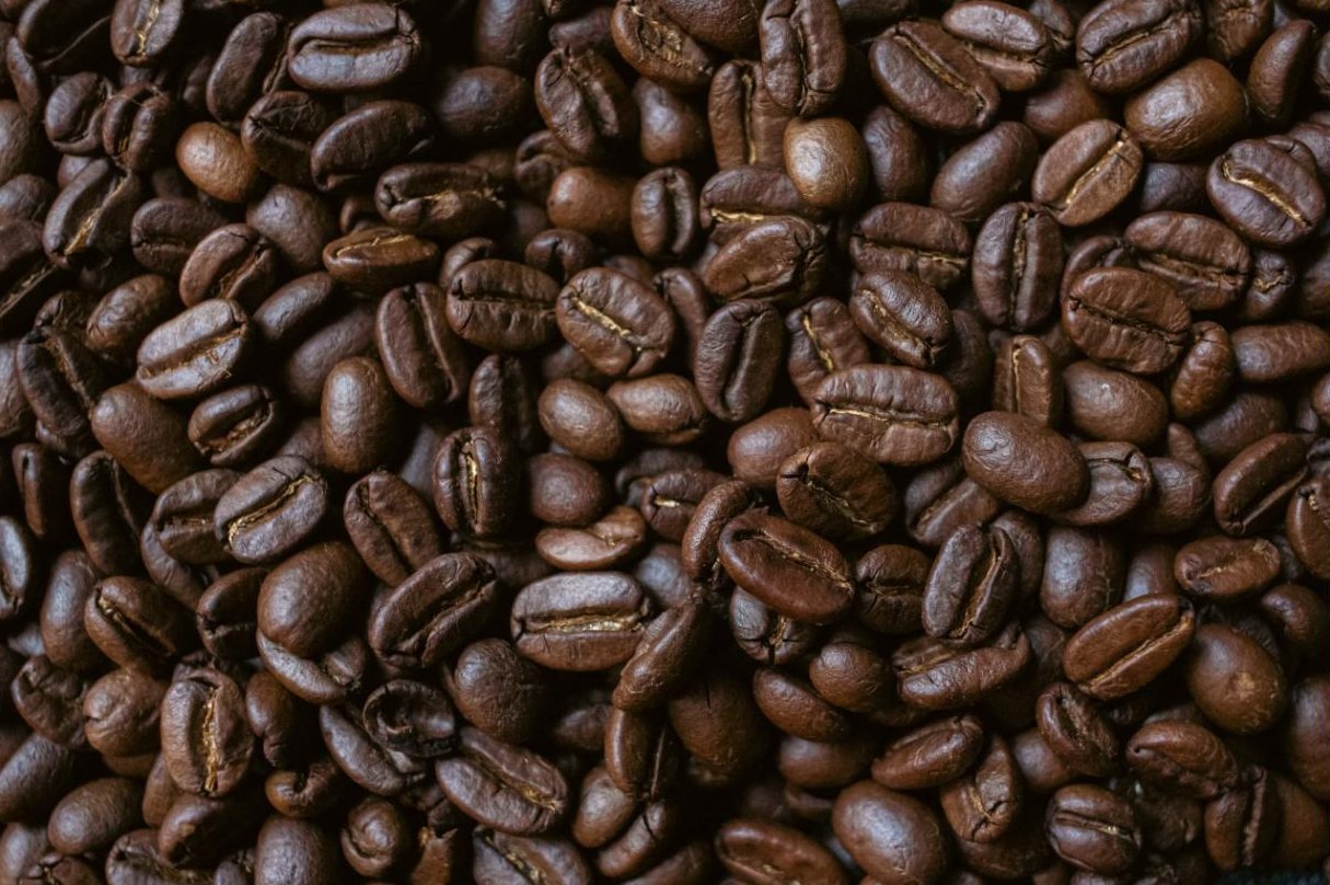 Frisch geröstete Kaffeebohnen in Nahaufnahme