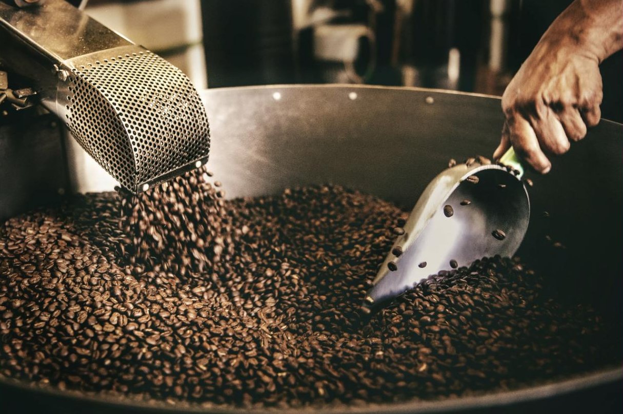 Frisch geröstete Kaffeebohnen in der Trommel der Bühler Kaffeerösterei
