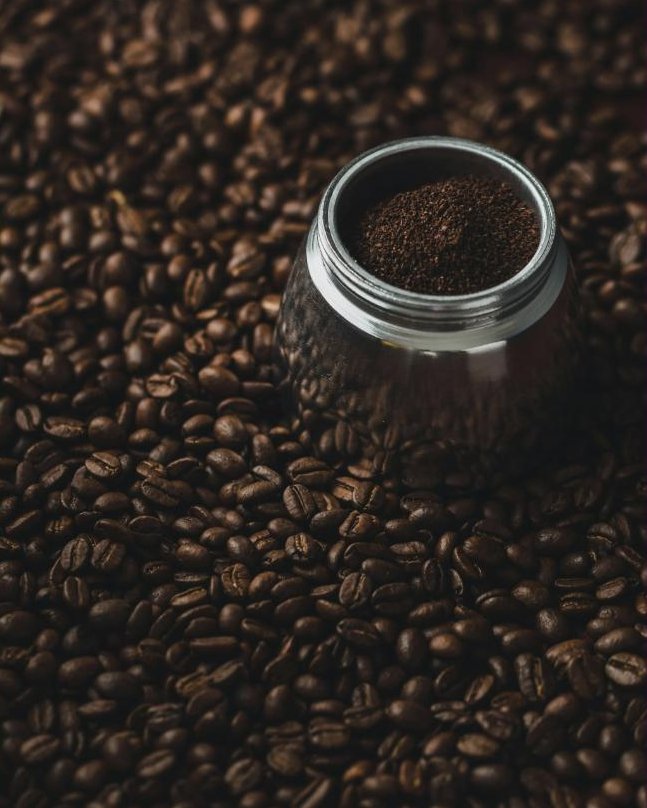 Frisch gemahlener Kaffee auf Kaffeebohnen