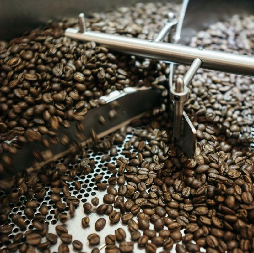 Kaffeebohnen im Kühlsieb des Trommelrösters
