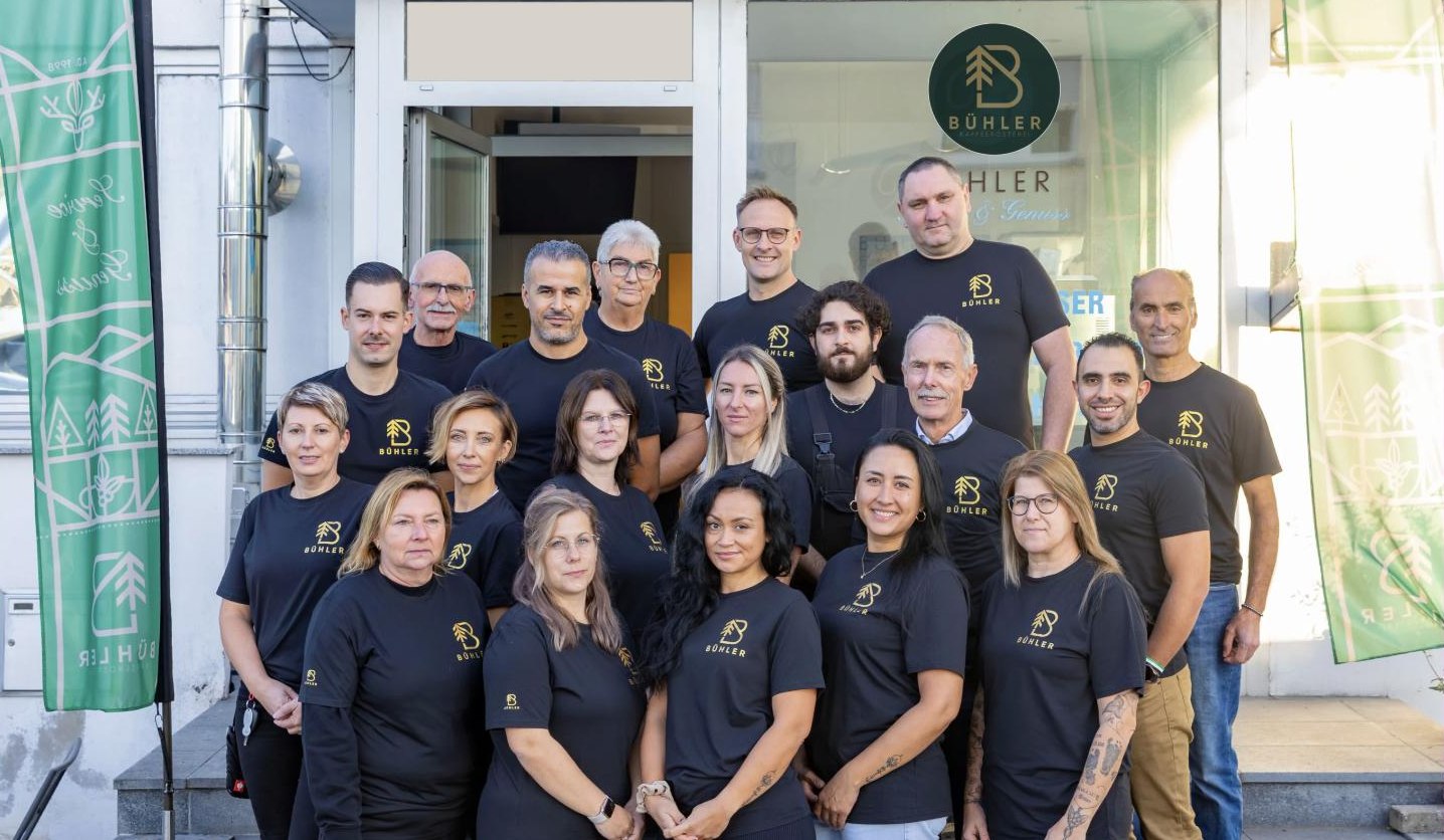 Das gesamte Team der Bühler Kaffeerösterei vor dem Firmensitz