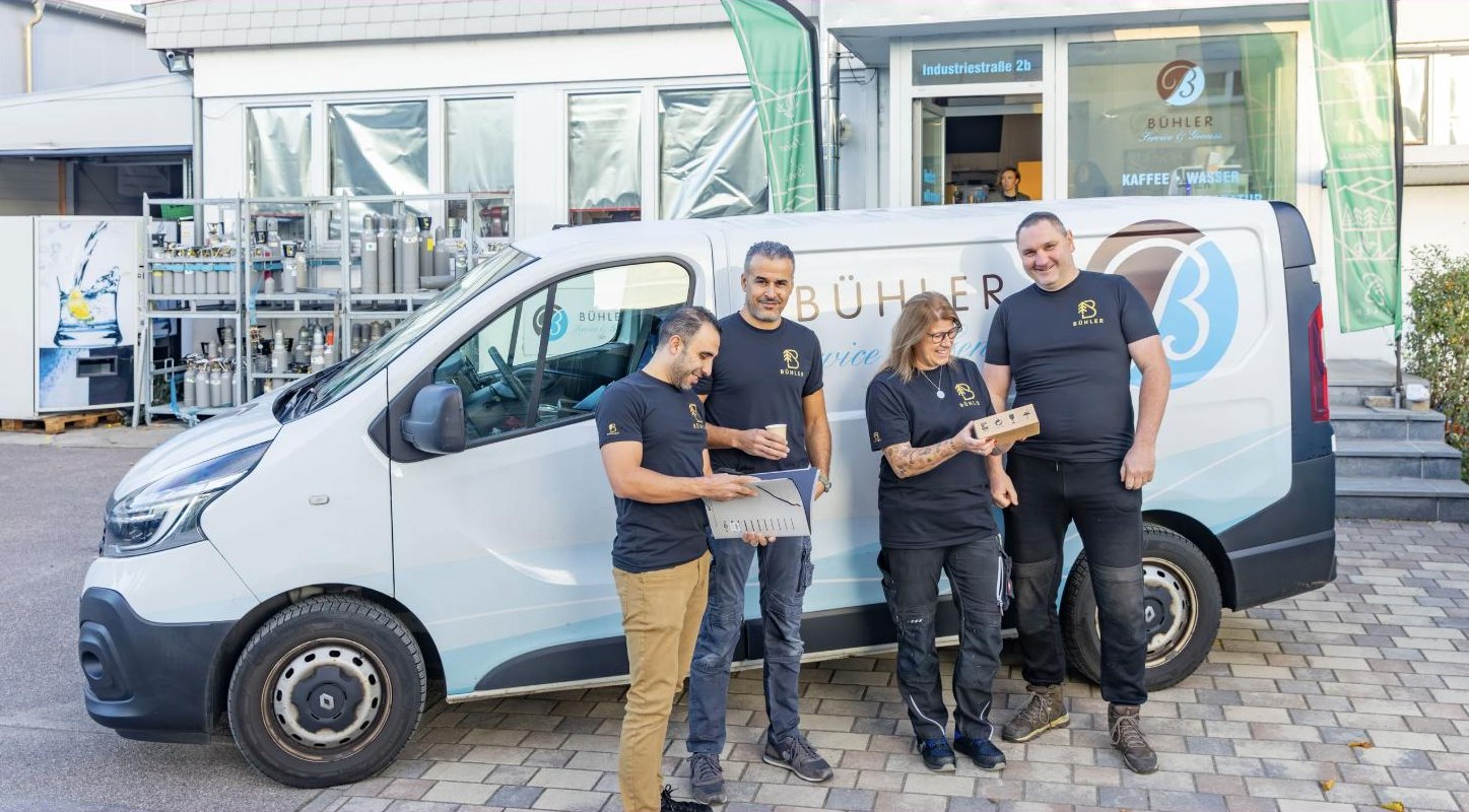 Das Serviceteam am Bühler-Servicefahrzeug