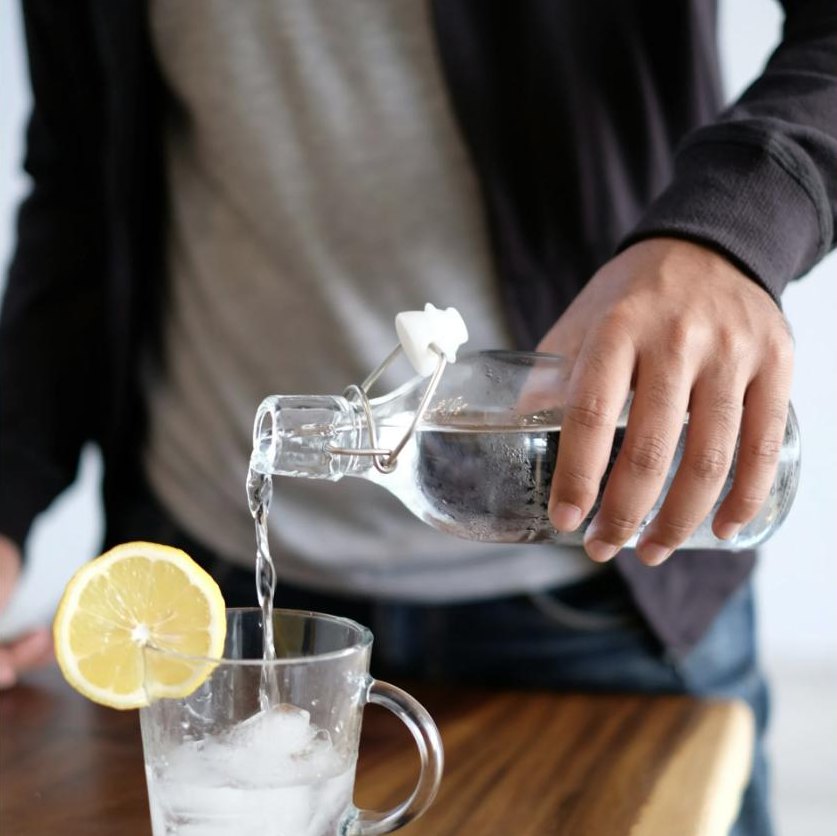 Frisch eingeschenktes Wasser mit Zitrone