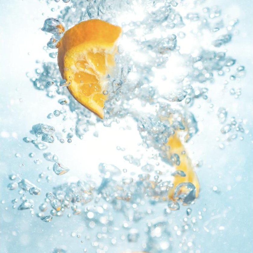Sprudelndes Wasser mit frischer Orange